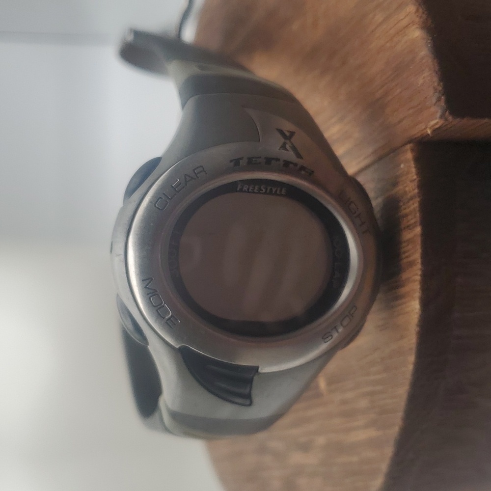 B2339 freestyle water resistant watch‎ needs batteries